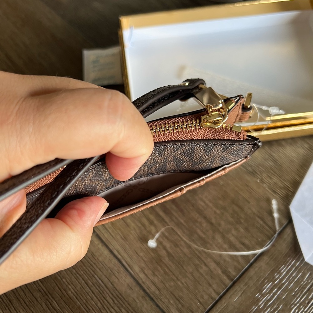 MICHAEL KORS Wristlet - Picture 8 of 11